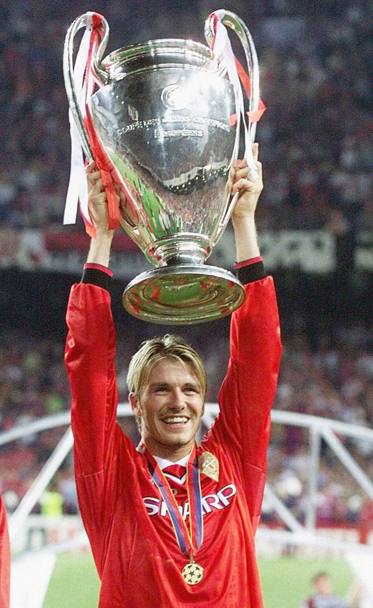 Barcellona, 25 maggio 1999: David Beckham alza la coppa vinta in finale dal Manchester United contr il Bayern Monaco (Ap)